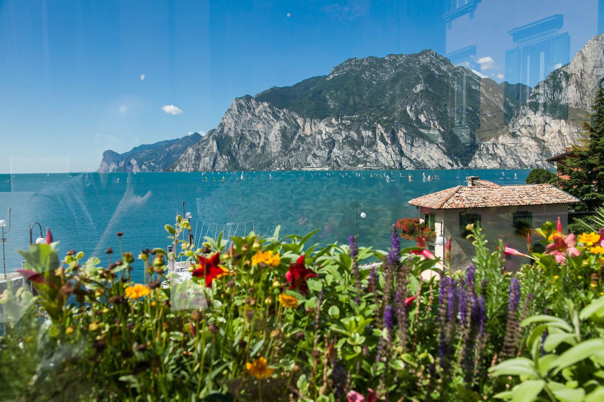 Hotel Lago Di Garda Nago Eksteriør billede